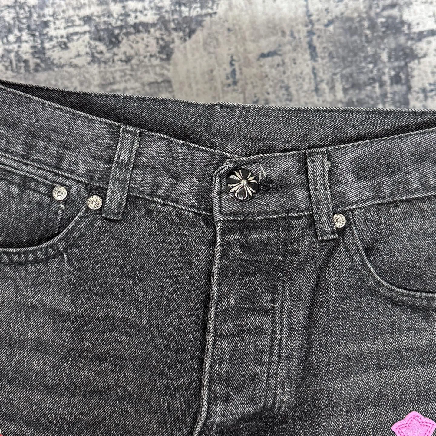 P300 Chrome Hearts CH Chrome Hearts three-color patchwork leather grimace element rapper Nomi's same style cross jeans, truly restores the ultimate vintage texture (no original standard flat version) Italian special cowhide print and then cut, custom-made sheepskin three-layer thick line leather, the whole body is spliced in heavy water washing process, craftsmen hand-splash ink, you can see the details, three-dimensional cutting version, loose and comfortable, not picky about the figure, tall and slim, factory Seiko, original factory quality control, same style for men and women Can be matched with couples. Versatile recommendation. Must-have jeans for all seasons. Color: black Size: S-XL (28-36)